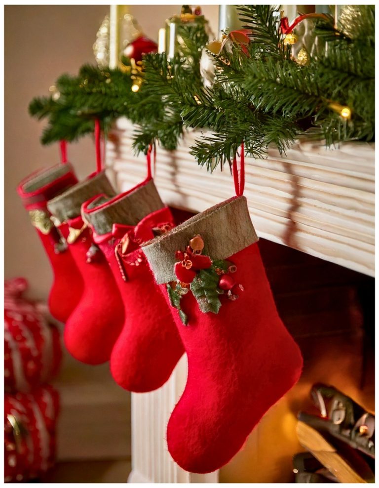 Add a felt pocket to the front for secret Christmas wishes or treats