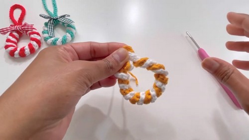 Crochet Christmas Mini Wreath Pattern 4