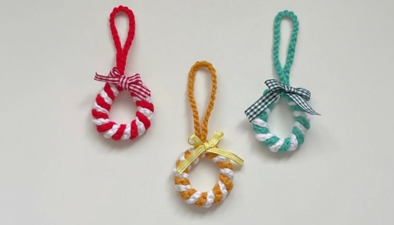 Crochet Christmas Mini Wreath Pattern 7