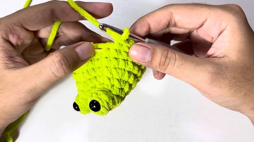 Crochet Frog Wrapped In Blanket Pattern 4