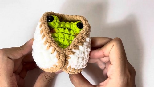 Crochet Frog Wrapped In Blanket Pattern 8
