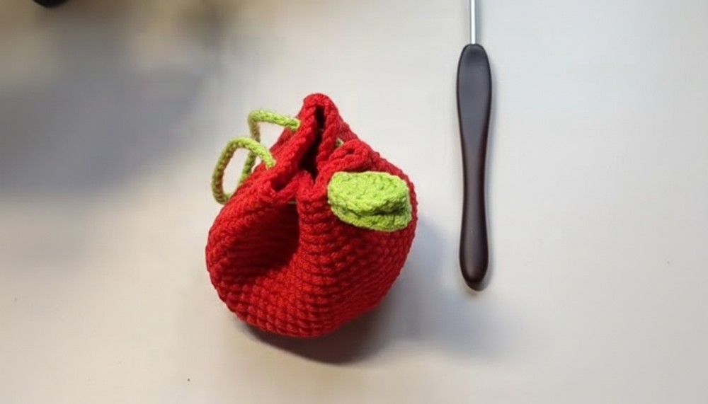 Crochet Apple Earphone Bag Pattern 7
