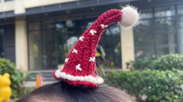 Crochet Santa Hat Hair Clip Pattern 9