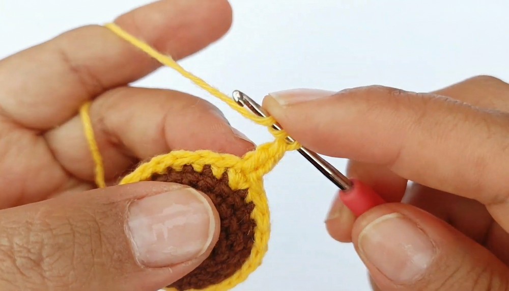Crochet Sunflower In Macetita Pattern 4