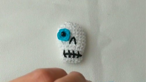 Very Easy Crochet Skull Keychain Pattern 7
