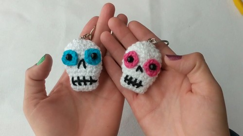 Very Easy Crochet Skull Keychain Pattern 8