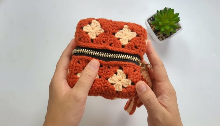 Crochet Cosmetic Pouch With ZIP Pattern 8