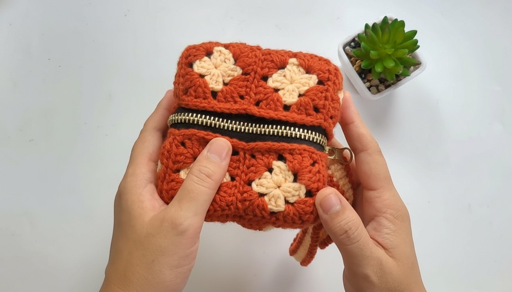 Crochet Cosmetic Pouch With ZIP Pattern 8