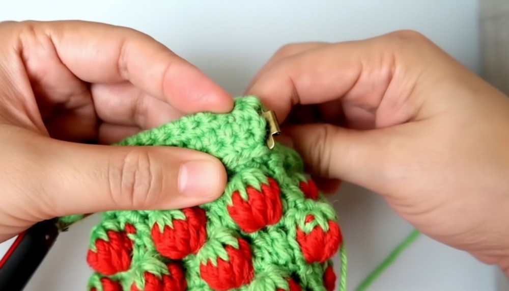 Crochet Strawberry Coin Purse Pattern 6