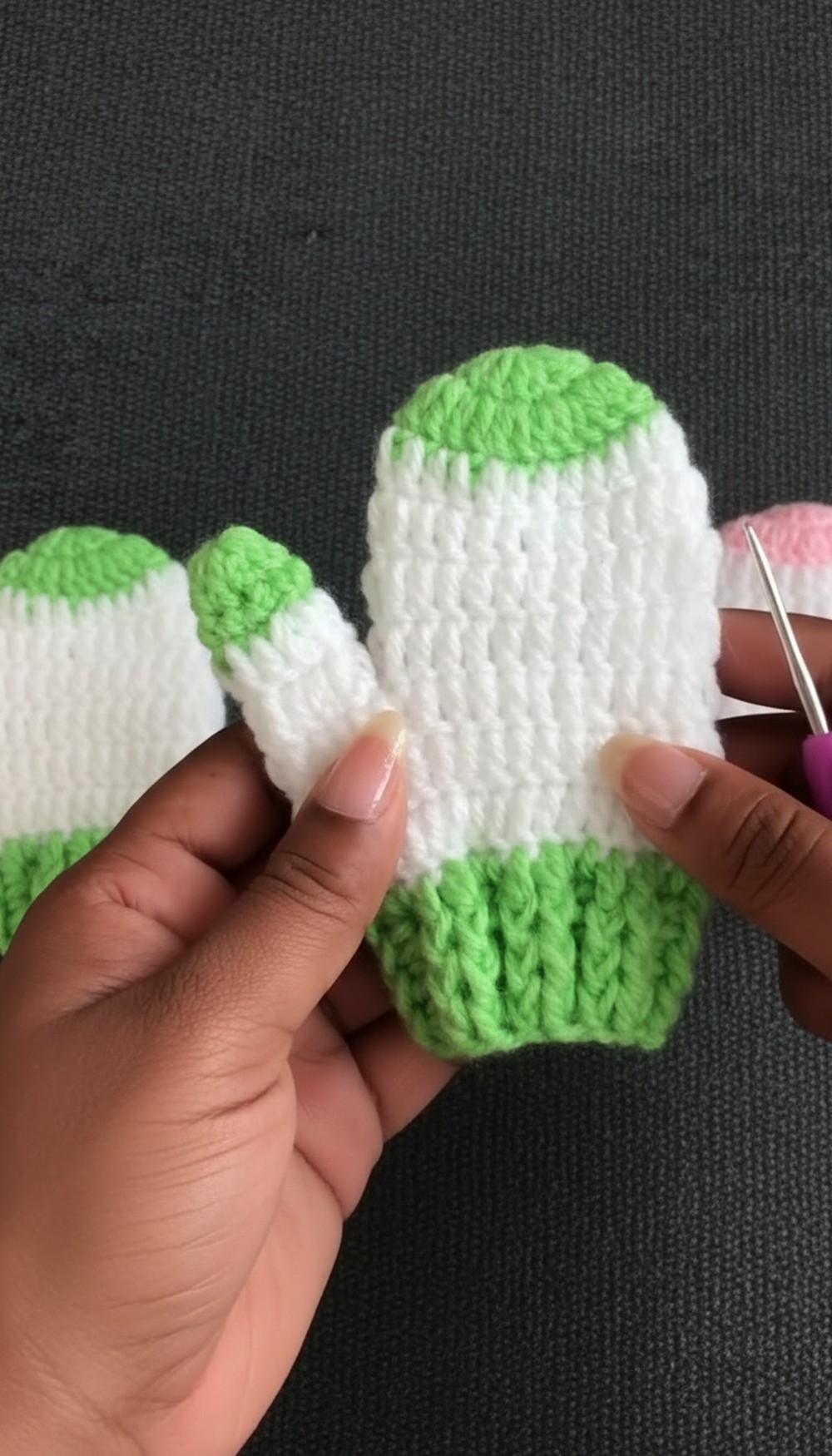 Cute Crochet Baby Mittens Pattern 7