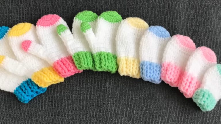Cute Crochet Baby Mittens Pattern 8