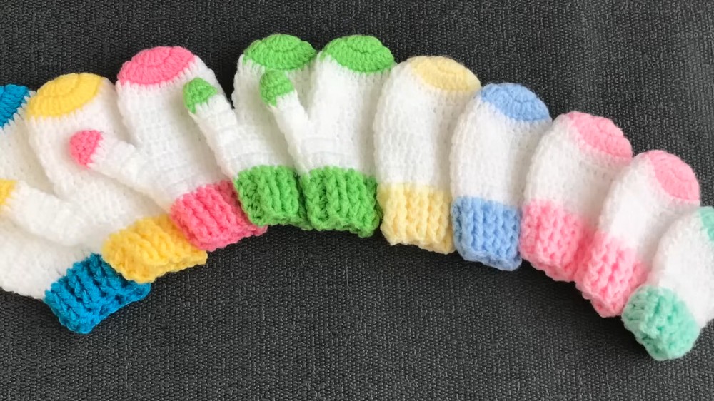 Cute Crochet Baby Mittens Pattern 8