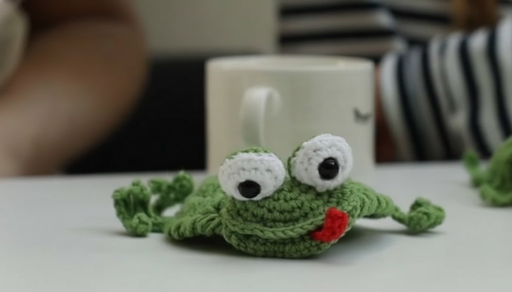 Easy Crochet Frog Coaster Pattern 8